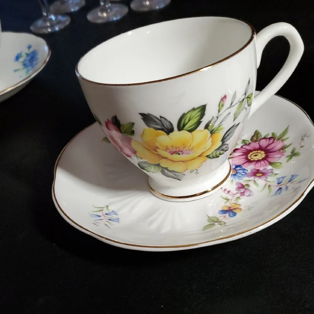 Eight Different Sets Of Floral Porcelain Teacup and Saucer Set - Picture 9 of 13